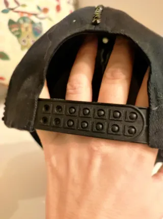 Cappellino nero con perle