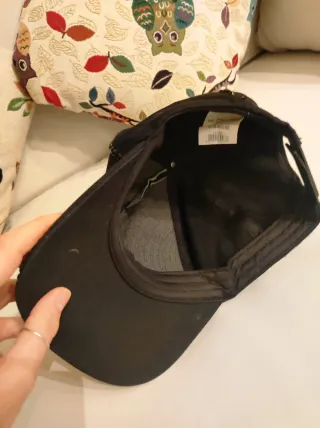 Cappellino nero con perle