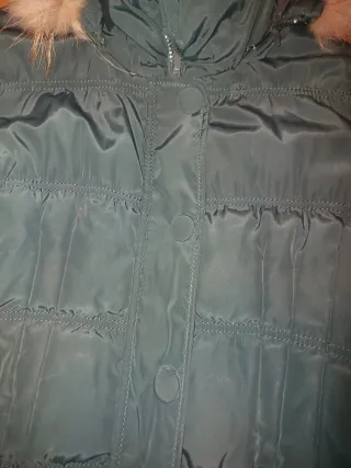 Plumas verde con capucha y cinturón