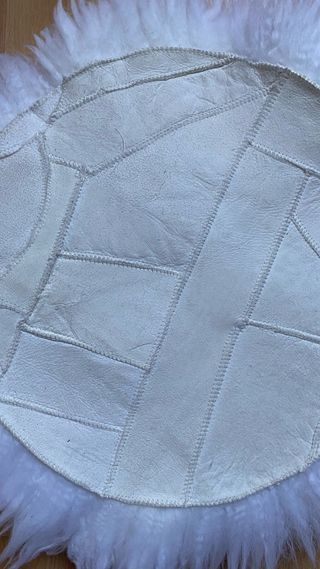 Cuscino rotondo in pelle di agnello bianco da 34 cm