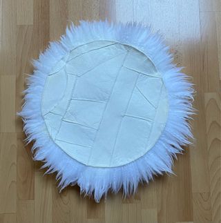 Cuscino rotondo in pelle di agnello bianco da 34 cm