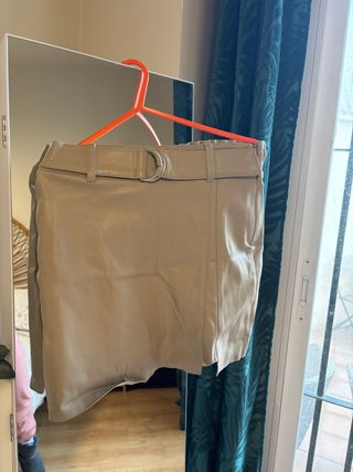 Falda camel con cinturón