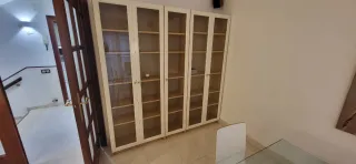 Librería de madera y cristal