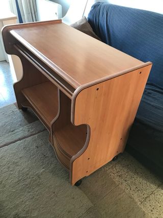 Escritorio de madera con bandeja