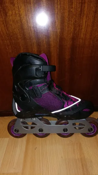 Patines en línea negros y morados