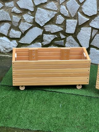 Fioriere rialzate in legno con ruote