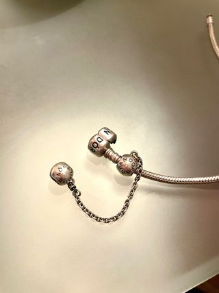 Pulsera Pandora con charms y cadena seguridad