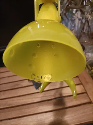 Lámpara de mesa amarilla Ikea