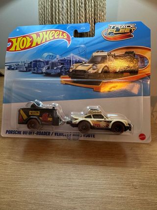 Hot Wheels Porsche 911 Off-Roader con Remolque