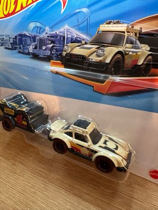 Hot Wheels Porsche 911 Off-Roader con Remolque