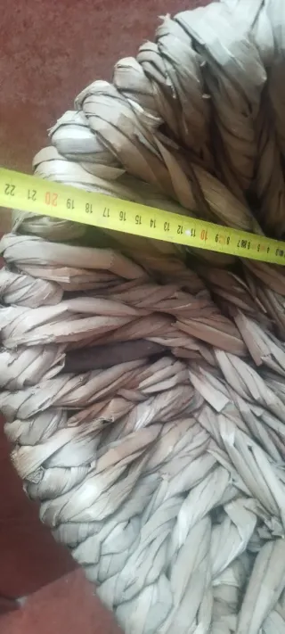 Cesta de mimbre tejida a mano