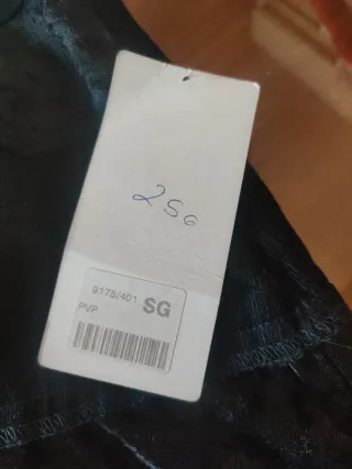 Falda negra con vuelo