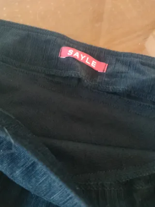 Falda negra con vuelo