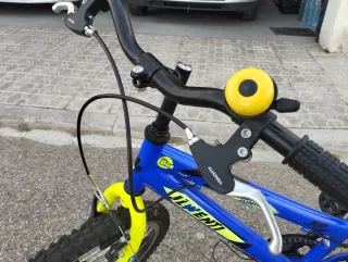 Bicicleta infantil azul y amarilla