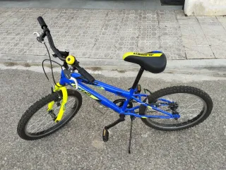 Bicicleta infantil azul y amarilla