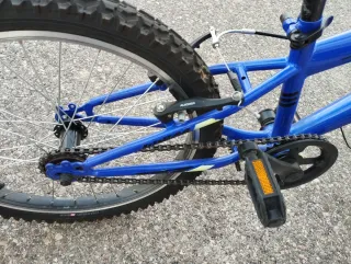 Bicicleta infantil azul y amarilla