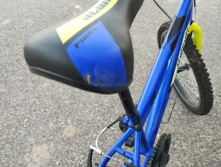 Bicicleta infantil azul y amarilla