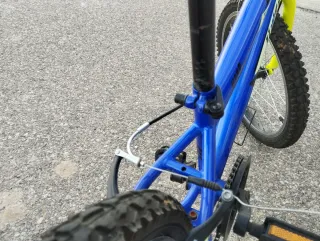 Bicicleta infantil azul y amarilla