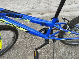 Bicicleta infantil azul y amarilla