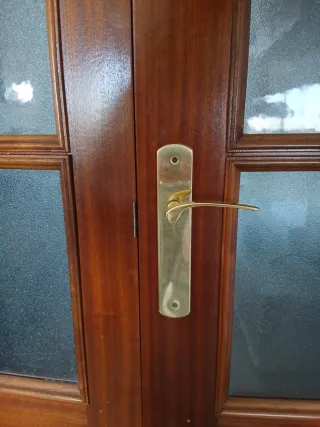 Puerta doble madera sapelly acristalada