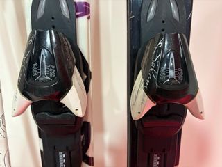 Esquís y bastones morados