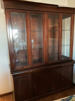 Vetrina in legno e vetro per il soggiorno