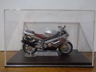 TRIUMPH TIGER 955I y OTRAS MAS  ( 1/24 )