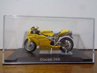 TRIUMPH TIGER 955I y OTRAS MAS  ( 1/24 )