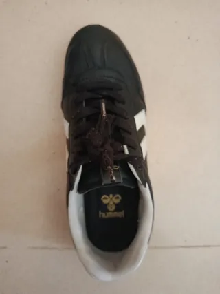 Zapatillas deportivas negras y blancas