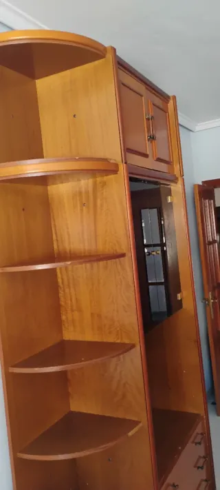 Mueble de madera y cristal