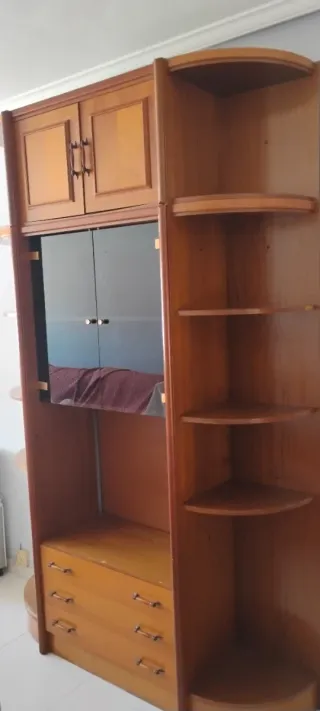 Mueble de madera y cristal