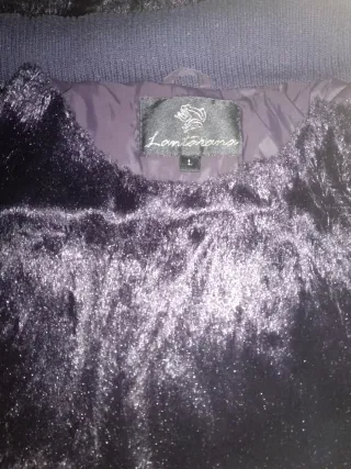 Plumas azul con capucha y pelo de mujer