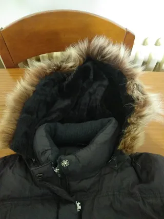 Plumas azul con capucha y pelo de mujer