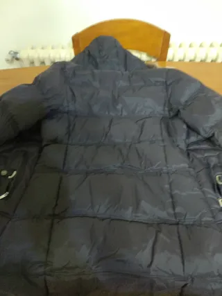 Plumas azul con capucha y pelo de mujer