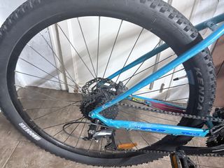 Bicicleta de montaña azul