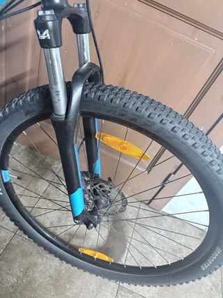 Bicicleta de montaña azul