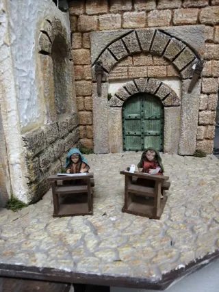 Niños en pupitre - Nacimiento