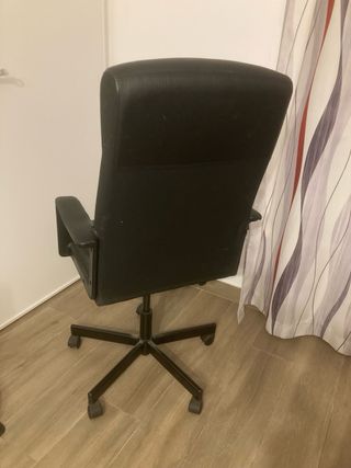 Silla de oficina negra
