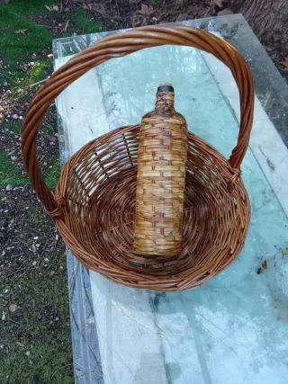 Botella Vintage con Cesta Mimbre