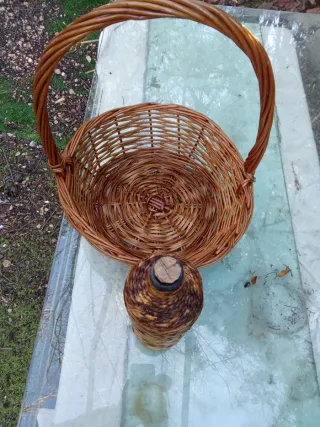 Botella Vintage con Cesta Mimbre