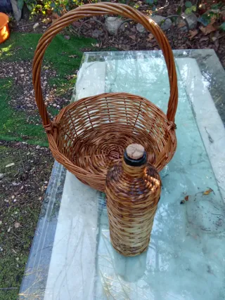 Botella Vintage con Cesta Mimbre