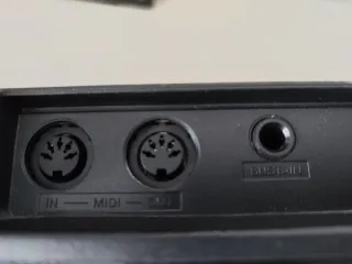 Teclado Yamaha YPT 210.