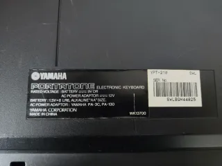 Teclado Yamaha YPT 210.