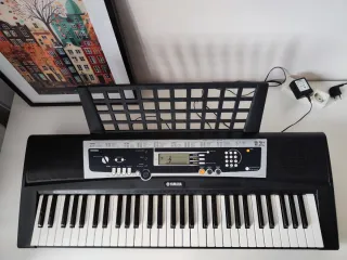 Teclado Yamaha YPT 210.