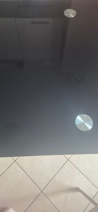 Tavolo in vetro temperato con gambe in metallo