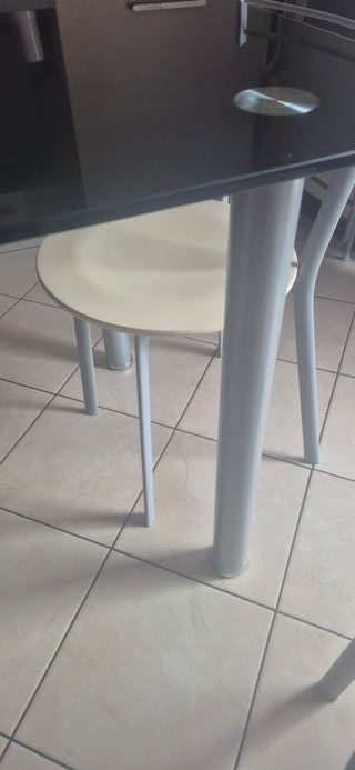 Tavolo in vetro temperato con gambe in metallo