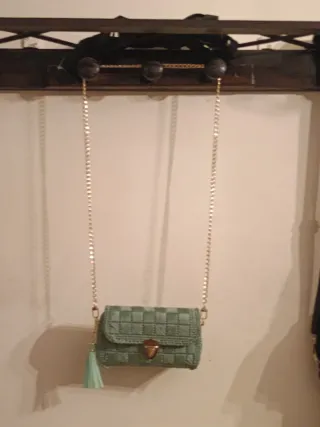 Pochette con tracolla oro e verde