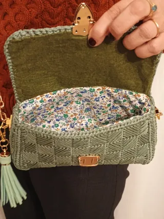 Pochette con tracolla oro e verde