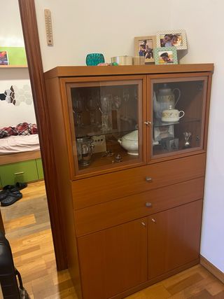 Mueble de comedor madera y cristal