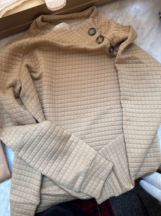 Maglia con bottoni beige